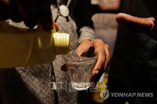 손 소독제 마셨다가 메탄올 중독으로 사망  (사진=EPA 연합뉴스)